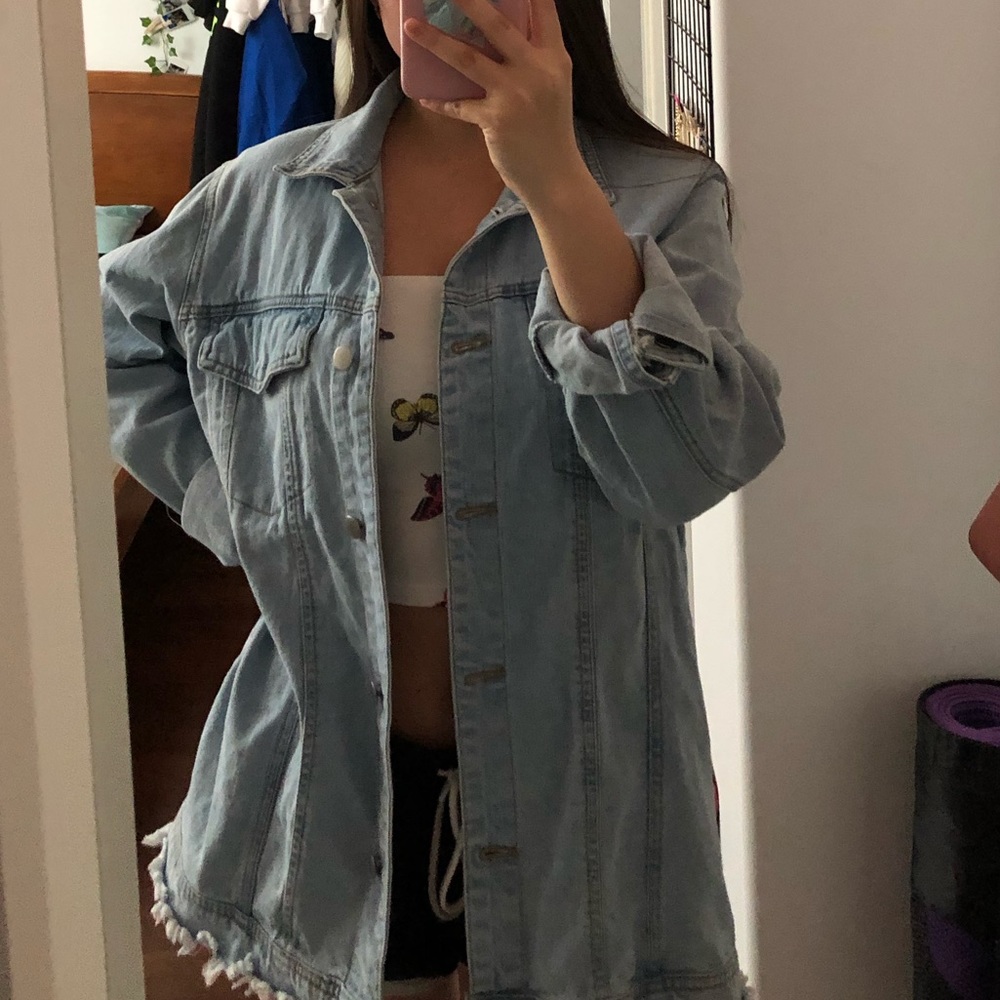 BRAND NEW OVERSIZED JEAN JACKET (FITS SMALL-LARGE)